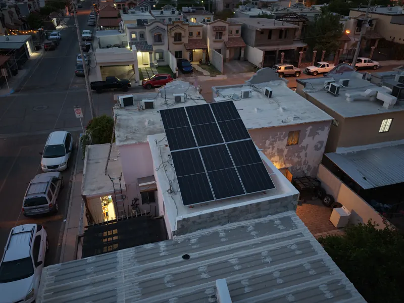 Vista aérea de paneles solares en Mexicali